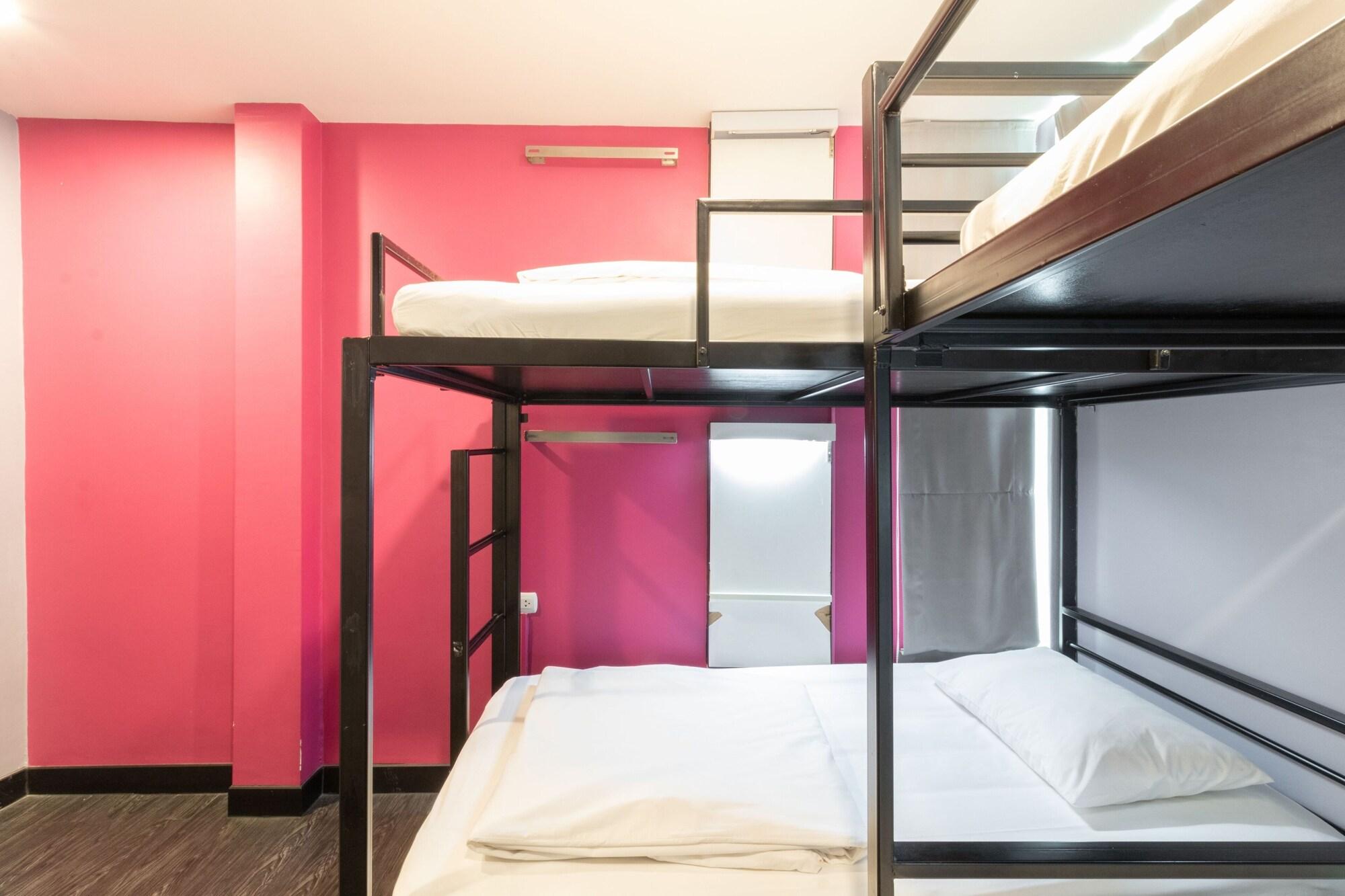 Cheqinn Hostel - Sukhumvit 4 Nana Plaza Бангкок Екстер'єр фото