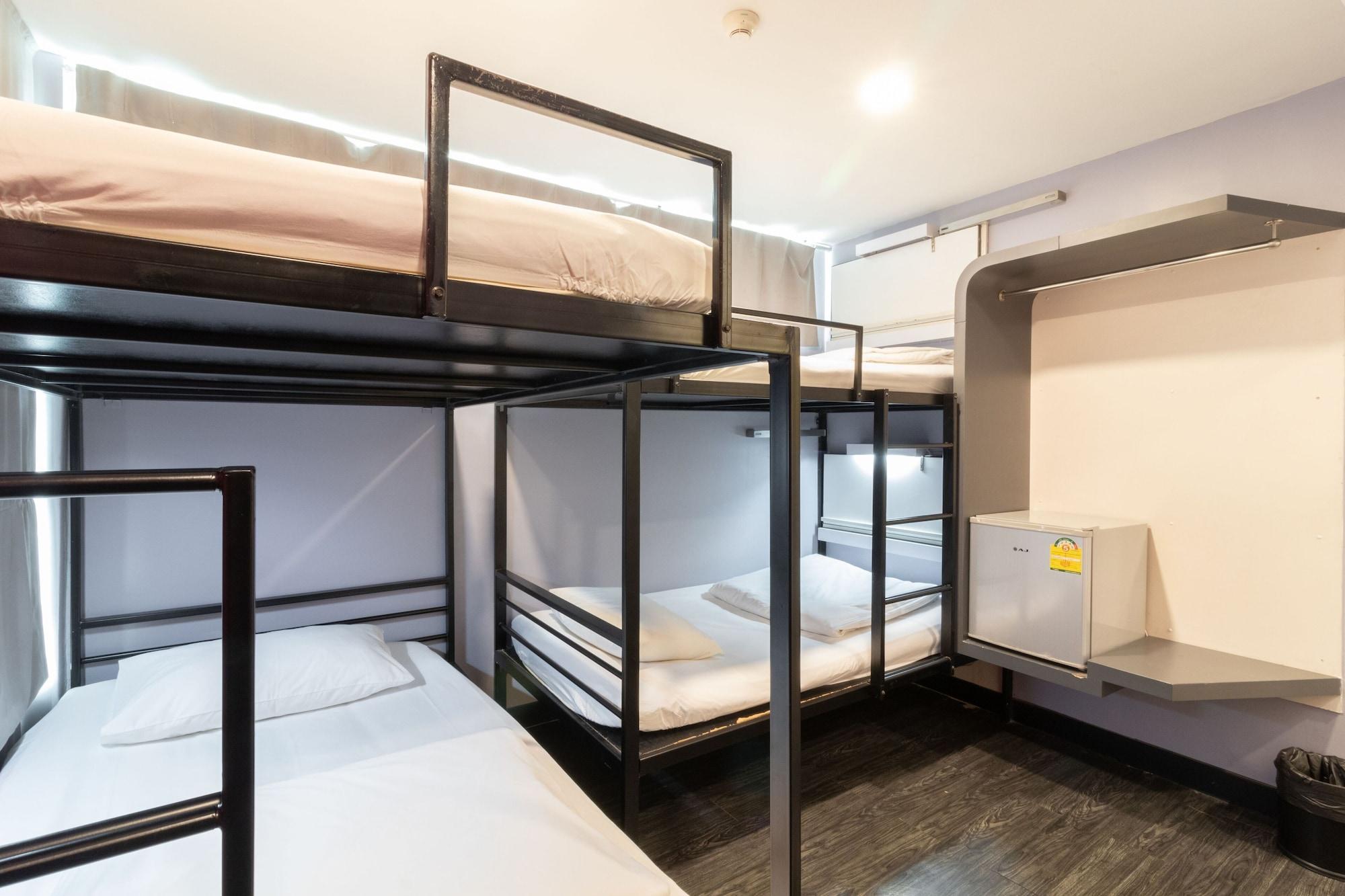 Cheqinn Hostel - Sukhumvit 4 Nana Plaza Бангкок Екстер'єр фото