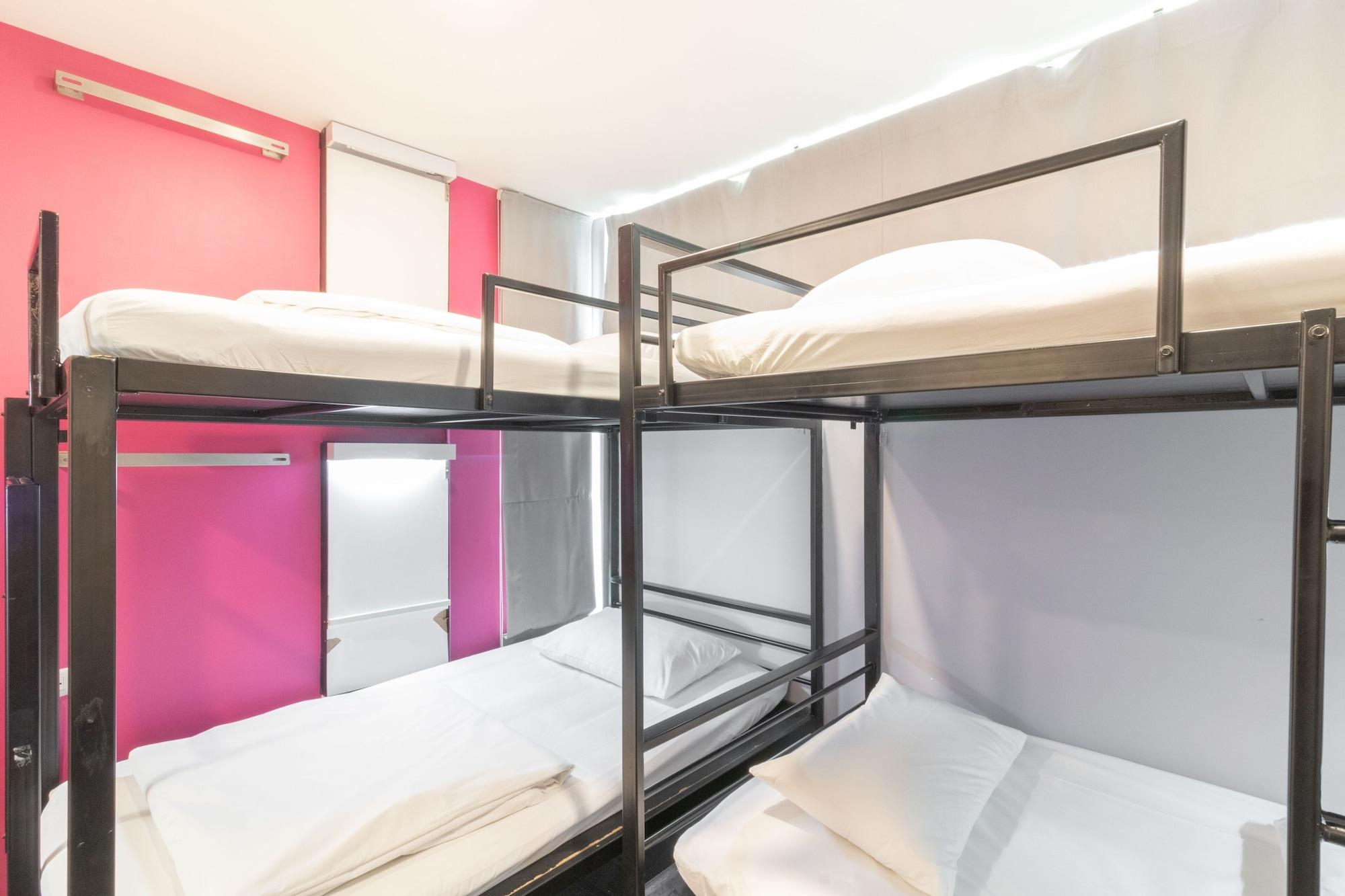Cheqinn Hostel - Sukhumvit 4 Nana Plaza Бангкок Екстер'єр фото