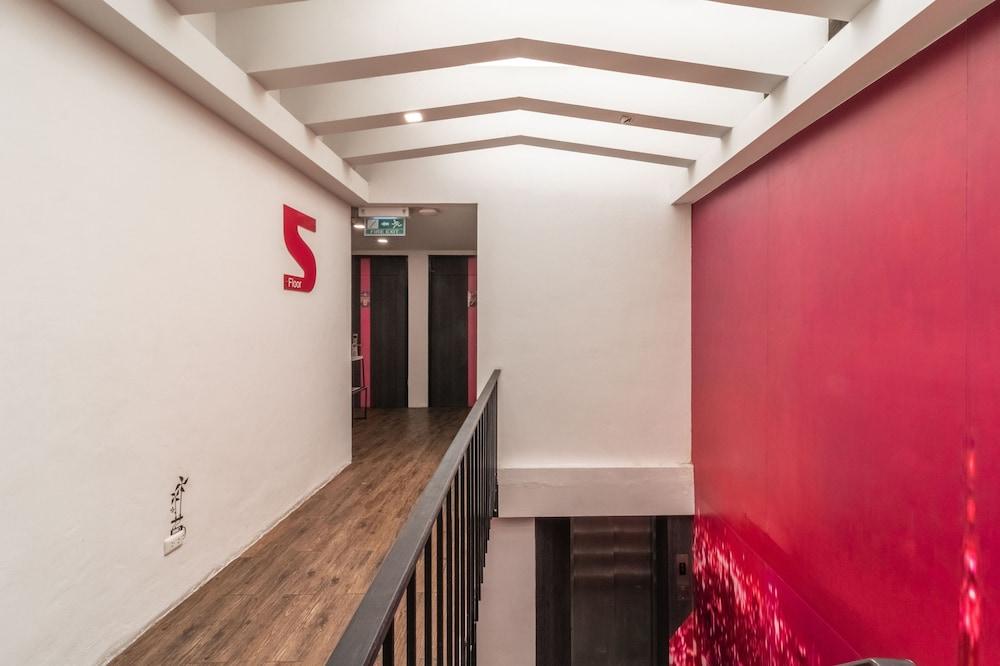 Cheqinn Hostel - Sukhumvit 4 Nana Plaza Бангкок Екстер'єр фото