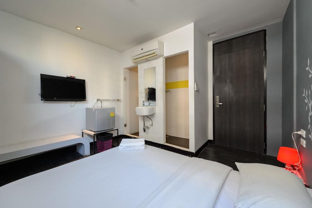 Cheqinn Hostel - Sukhumvit 4 Nana Plaza Бангкок Екстер'єр фото