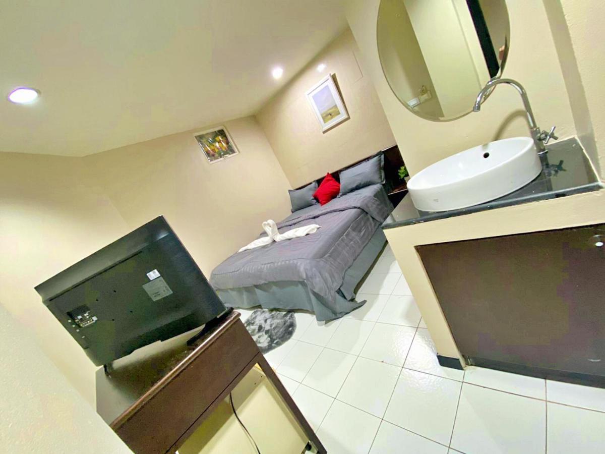 Cheqinn Hostel - Sukhumvit 4 Nana Plaza Бангкок Екстер'єр фото