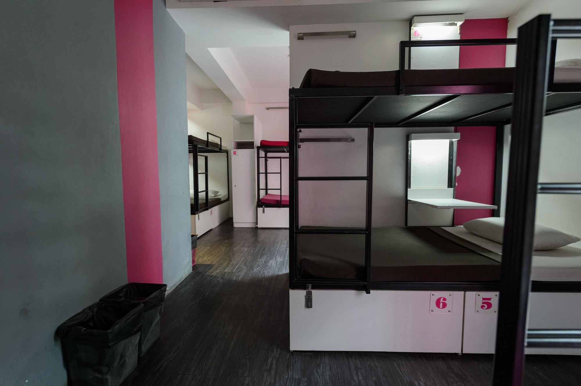 Cheqinn Hostel - Sukhumvit 4 Nana Plaza Бангкок Екстер'єр фото