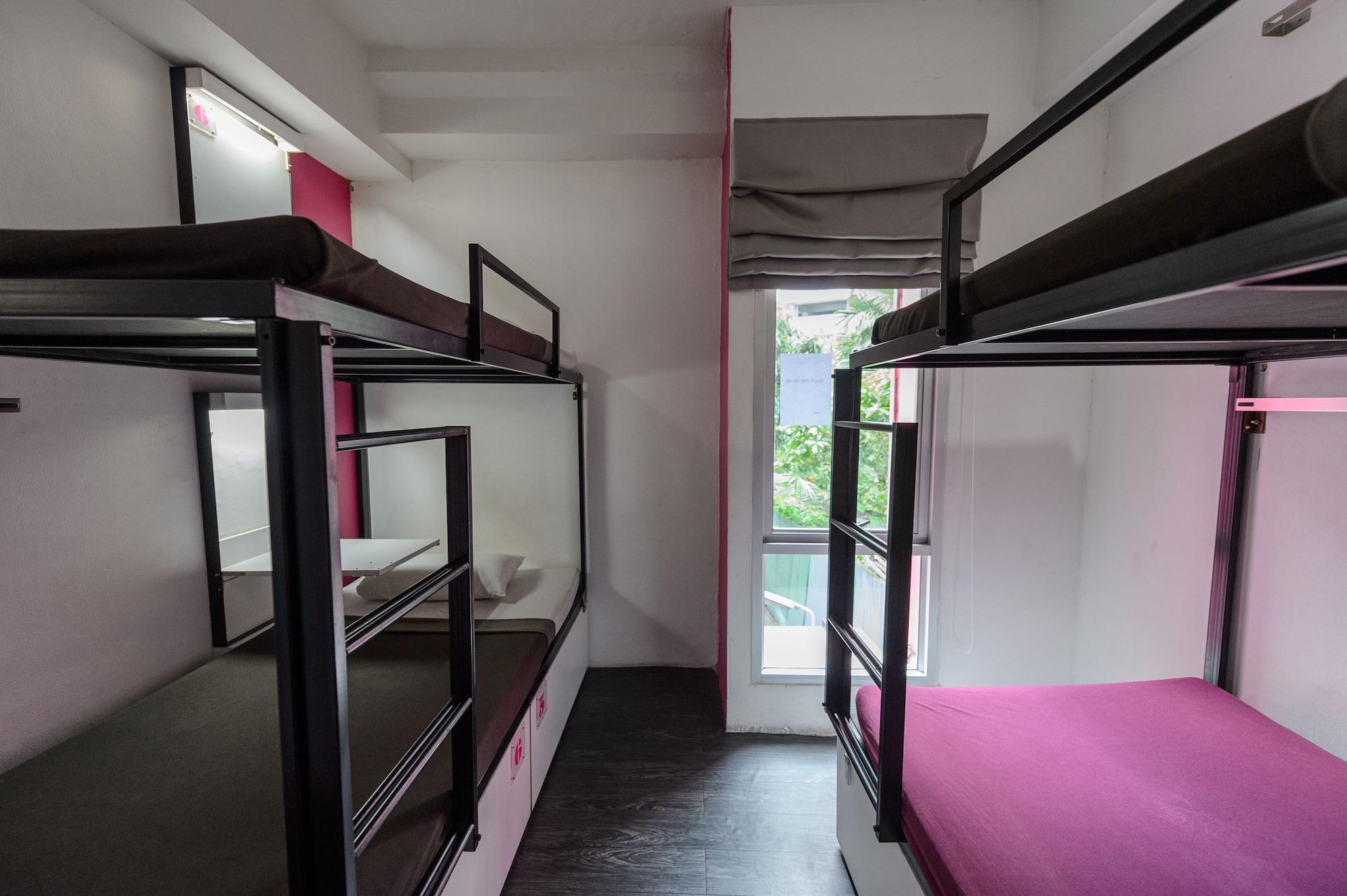 Cheqinn Hostel - Sukhumvit 4 Nana Plaza Бангкок Екстер'єр фото