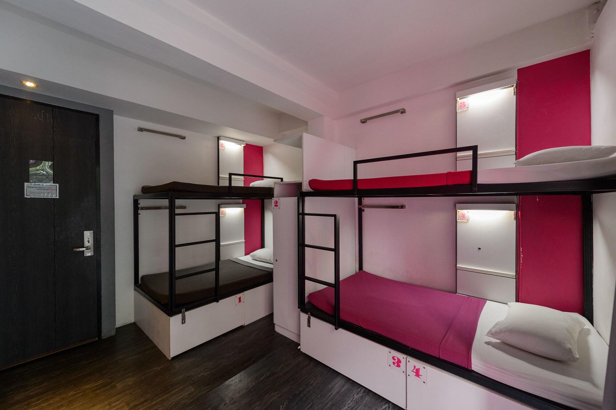 Cheqinn Hostel - Sukhumvit 4 Nana Plaza Бангкок Екстер'єр фото
