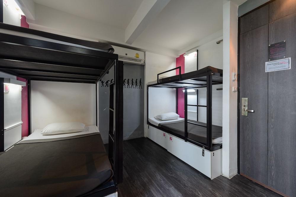 Cheqinn Hostel - Sukhumvit 4 Nana Plaza Бангкок Екстер'єр фото