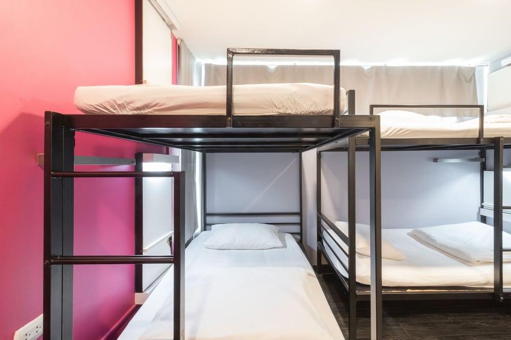 Cheqinn Hostel - Sukhumvit 4 Nana Plaza Бангкок Екстер'єр фото