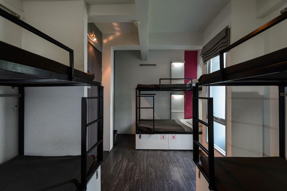 Cheqinn Hostel - Sukhumvit 4 Nana Plaza Бангкок Екстер'єр фото