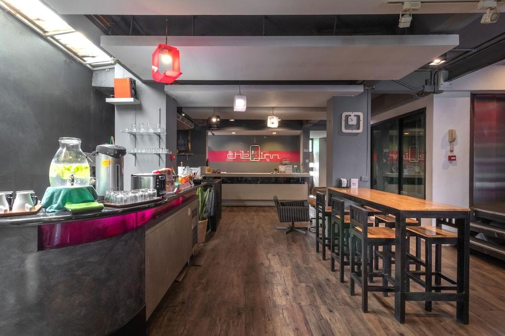 Cheqinn Hostel - Sukhumvit 4 Nana Plaza Бангкок Екстер'єр фото