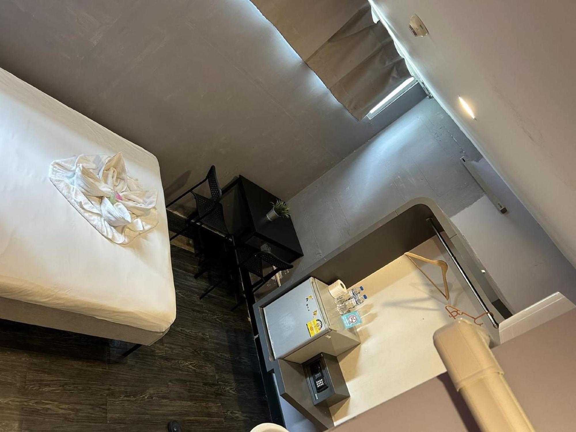 Cheqinn Hostel - Sukhumvit 4 Nana Plaza Бангкок Екстер'єр фото