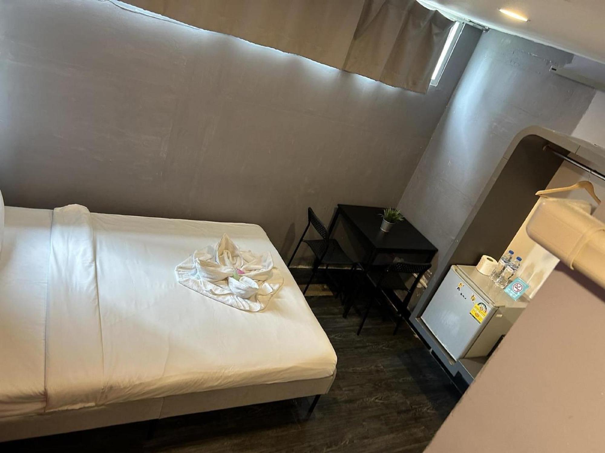 Cheqinn Hostel - Sukhumvit 4 Nana Plaza Бангкок Екстер'єр фото