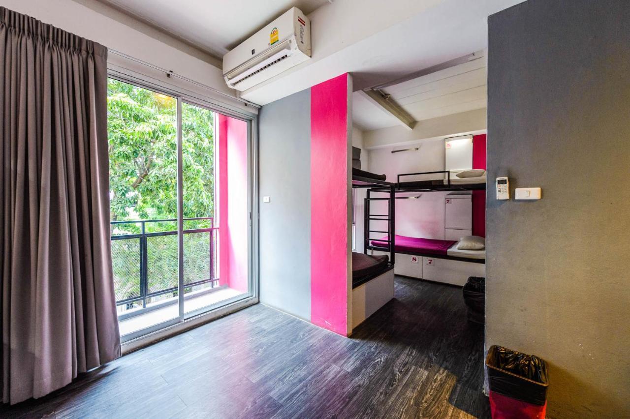 Cheqinn Hostel - Sukhumvit 4 Nana Plaza Бангкок Екстер'єр фото