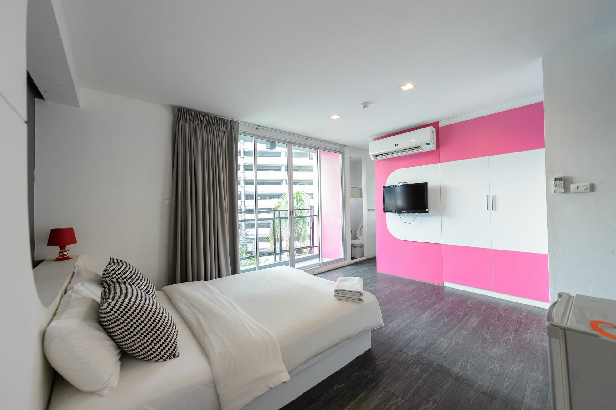 Cheqinn Hostel - Sukhumvit 4 Nana Plaza Бангкок Екстер'єр фото